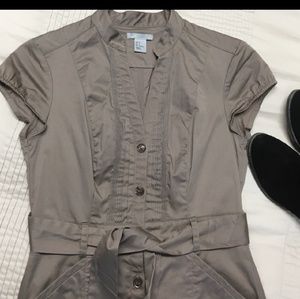 Cute H&M button up, knee length dress w/ tie belt